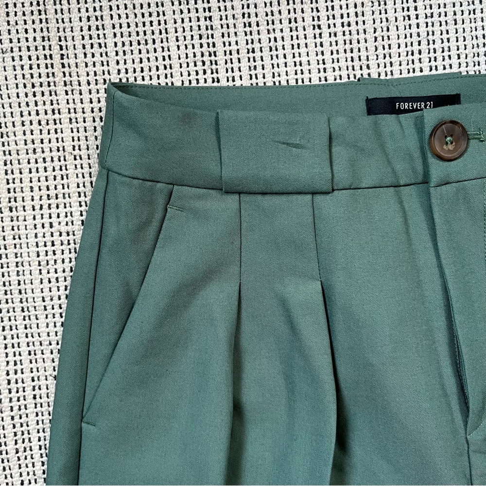 Forever 21 Womens Green Pleated Trousers with Wide Leg Size Medium - Picture 2 of 7